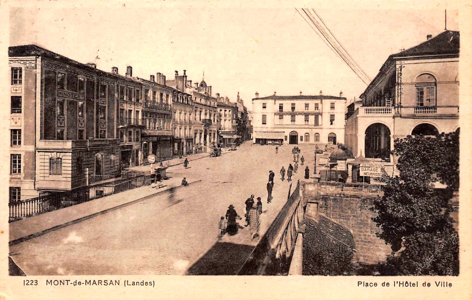 Mont-de-Marsan - Place de l'Hôtel de ville 1