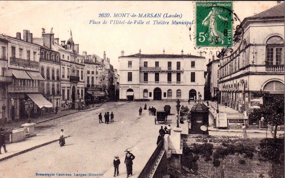 Mont-de-Marsan - Place de l'Hôtel de ville 3