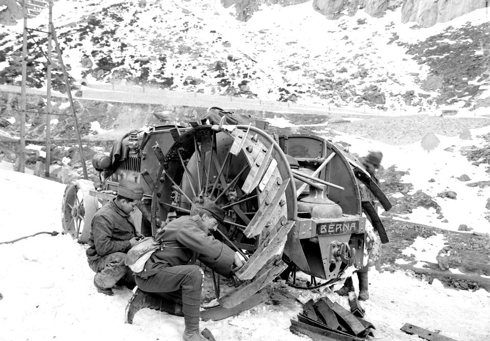 Montage von Schneestollen an einen Berna Traktor - CH-BAR - 3241090
