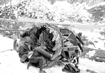 Montage von Schneestollen an einen Berna Traktor - CH-BAR - 3241090