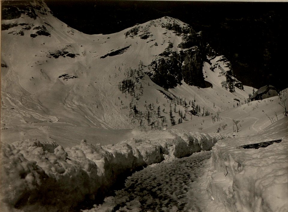 Mojstrovkaspass mit Slowenischer Schutzhütte und dem Lawinenhang, der die Trentatalwärts gelegene Drahtseilbahnanlage zerstörte, aufgenommen am 18. April 1916. (BildID 15474375)