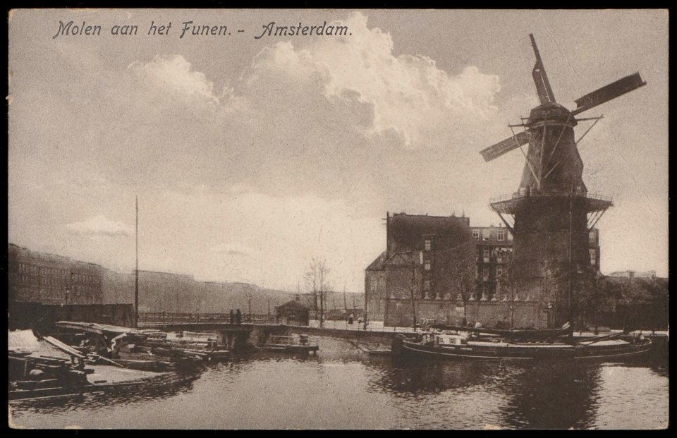 Molen De Gooyer, Funenkade 5. Links de Mauritskade met op de voorgrond het Lozoingskanaal.Uitgave J. Sleding, Amsterdam, Afb PBKD00140000001