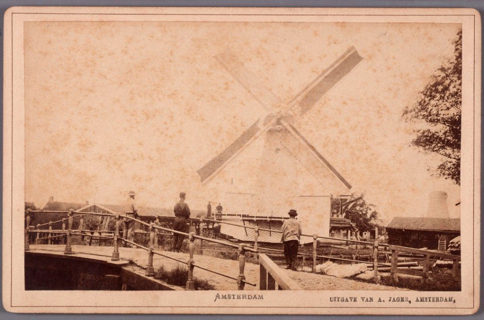 Molen De Steur aan de Steurweg met rechts de paltrokmolen De Schelvisch, afgebroken in 1890