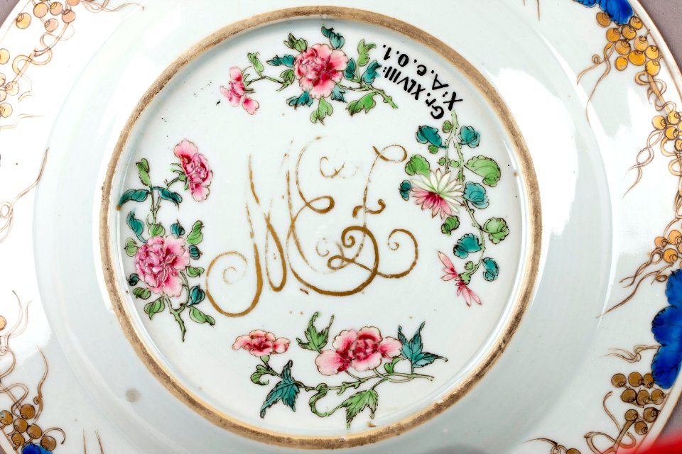 Monogram på undersidan - Hallwylska museet - 96072