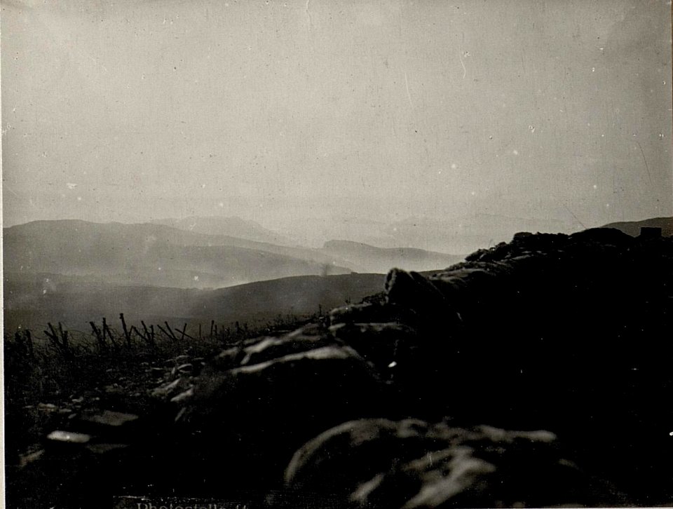 Monte Katze.Ausblick vom italienischen Stützpunkt, auf Hochfläche von Asiago mit schweren Einschlägen (BildID 15635622)