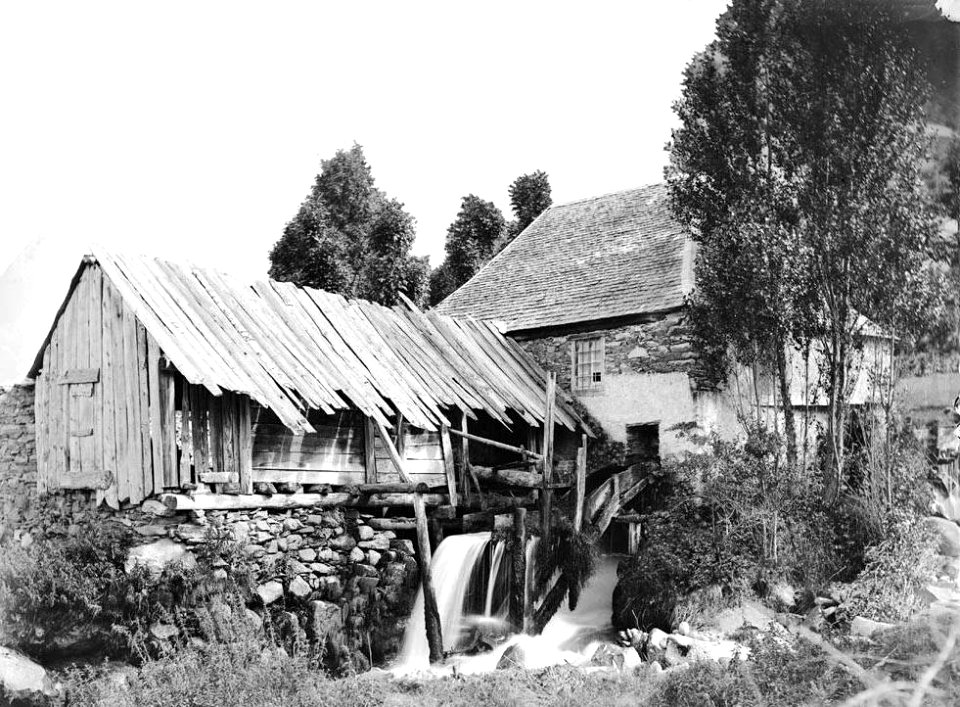Molí d'aigua i serradora de la Borda de Dalt vist des del camí del castell (cropped)