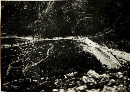 Monte Piano-Panorama (Standpunkt Rauchkofel , 6. Teilbild zu WK1 ALB013 0377a)-Eigene (links) gegnerische (rechts) Grenzbrückenstellung im Popena-Tal (BildID 15415807)