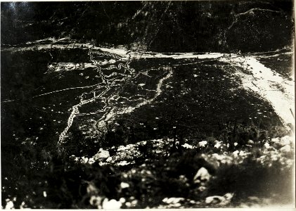Monte Piano-Panorama (Standpunkt Rauchkofel , 8. Teilbild zu WK1 ALB013 0377a)-Eigene (links,) gegnerische (rechts) Grenzbrückenstellung im Popena-Tal (BildID 15415828)