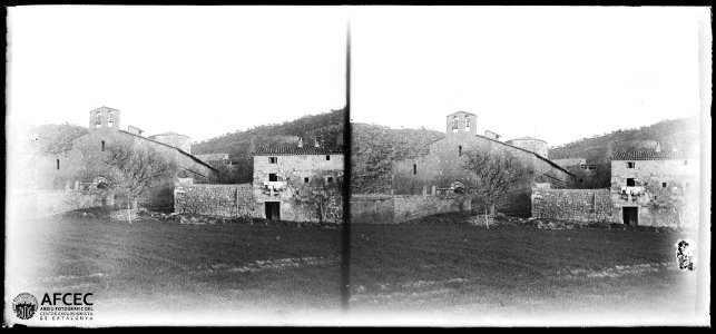 Monestir d'estil romànic de Santa Maria de Gualter amb una casa al costat