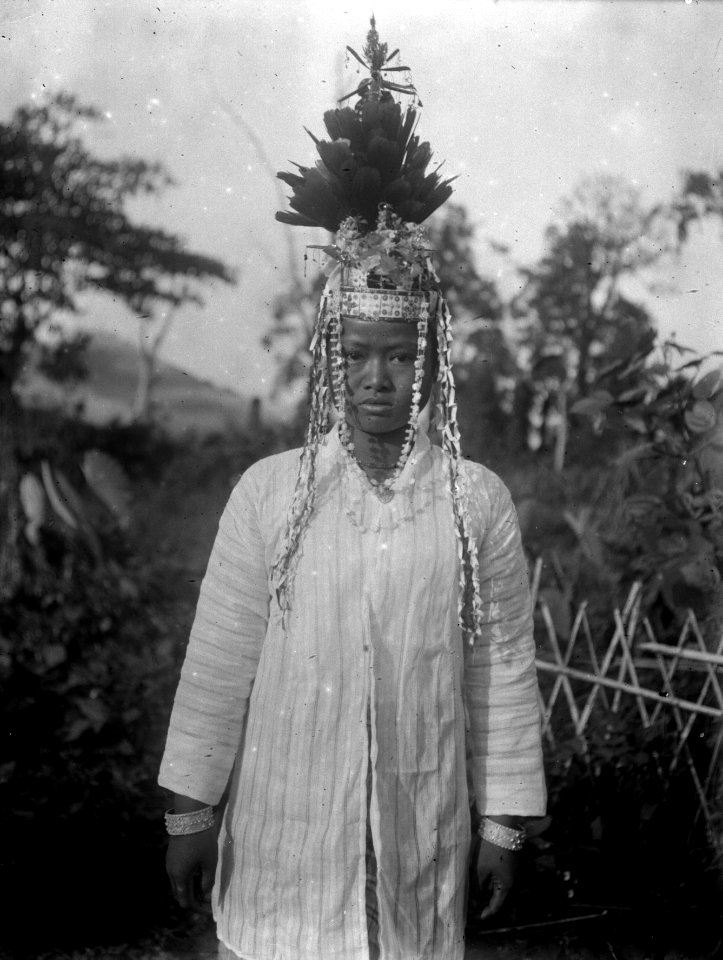 Mongondouflicka i fjäderkrona. Datum, 3 dec. 1917. Ort, Modajag, N.-Celebes. Modajag. Indonesien - SMVK - 022168