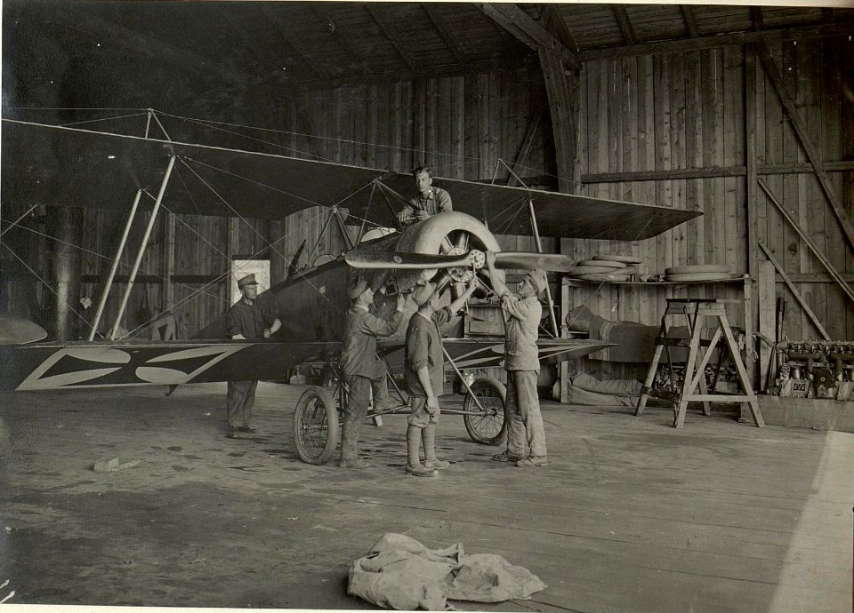 Montieren des Propellers auf einen FOKKER Doppeldecker. 16. Fliegerkompagnie in Villach. Aufgenommen am 11. Juli 1916. (BildID 15477793)