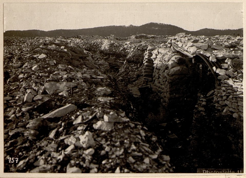 Monte Katze. Italienischer Stützpunkt, im Hintergrund Mt.Dowle. (BildID 15635655)