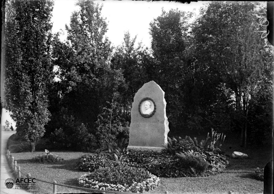 Monument al Dr . Arnold Bürkli en uns jardins a la Bürkliplatz de Zuric
