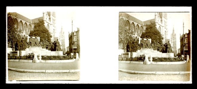 Monument als germans van Eyck . Darrere, la catedral