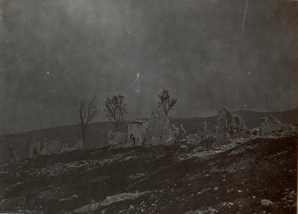 Monte Pertica. Zerschossene Alpenhütte. (BildID 15644033)
