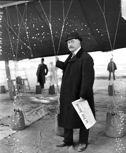 Monsieur (Maurice) Mallet (près d'un dirigeable) - (photographie de presse) - (Agence Rol)