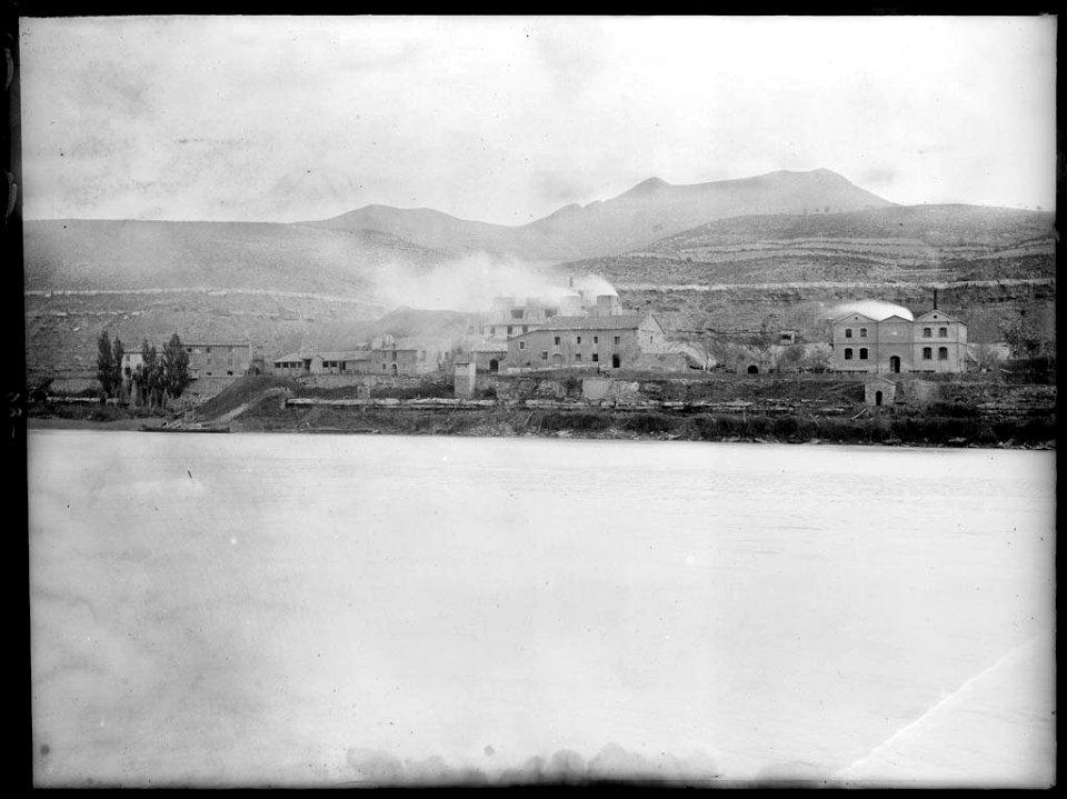 Mines de la Granja d'Escarp vistes desde la riba dreta del Segre