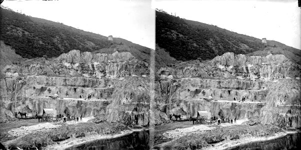 Mines de sal de Cardona amb homes treballant i carros tirats per cavalls