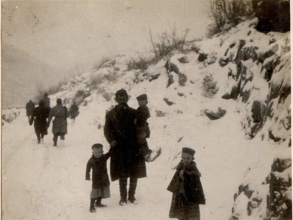Montenegriner auf der Strasse nach Cetinje. Aufgenommen, am 13. III. 1916. (BildID 15532612)