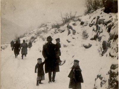 Montenegriner auf der Strasse nach Cetinje. Aufgenommen, am 13. III. 1916. (BildID 15532612)