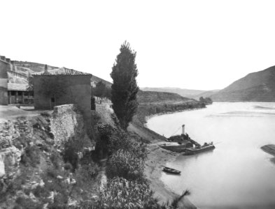 Mines de carbó al marge del riu Segre, alguns edificis i embarcacions (Restored)