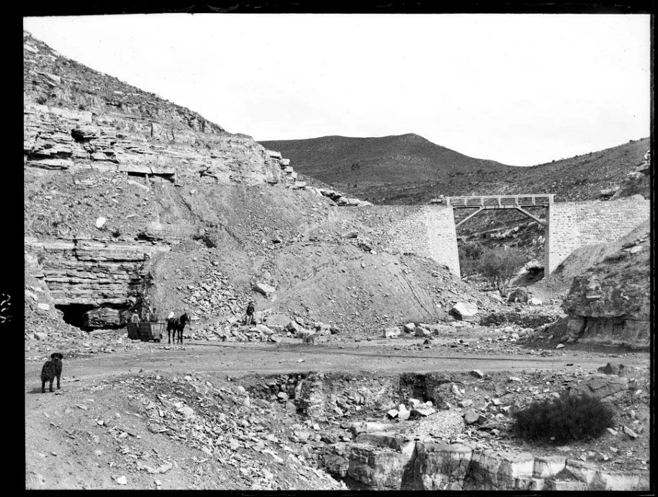 Mines de carbó de la Granja d'Escarp amb gent un cavall i un gos a l'entrada