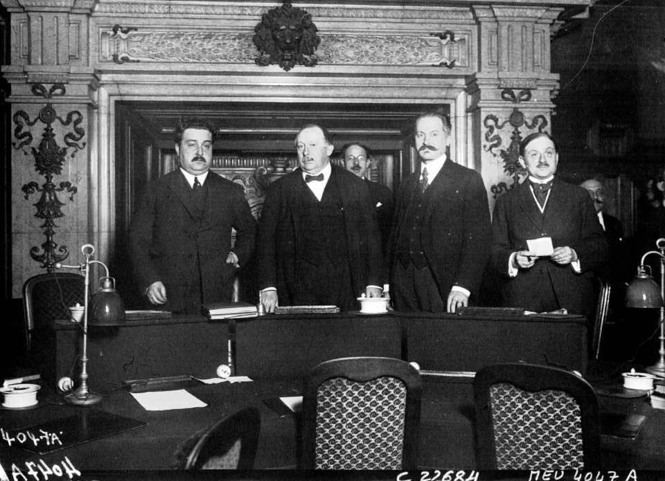 Ministère du Commerce - réunion pour la formation du comité qui doit désigner l'ouvrier le plus méritant - de gauche à droite - Vidal, Dior, Lebrun, Klotz - (photographie de presse) - Agence Meurisse