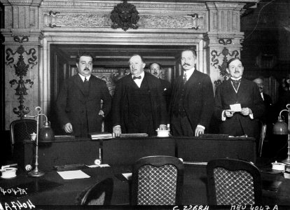 Ministère du Commerce - réunion pour la formation du comité qui doit désigner l'ouvrier le plus méritant - de gauche à droite - Vidal, Dior, Lebrun, Klotz - (photographie de presse) - Agence Meurisse