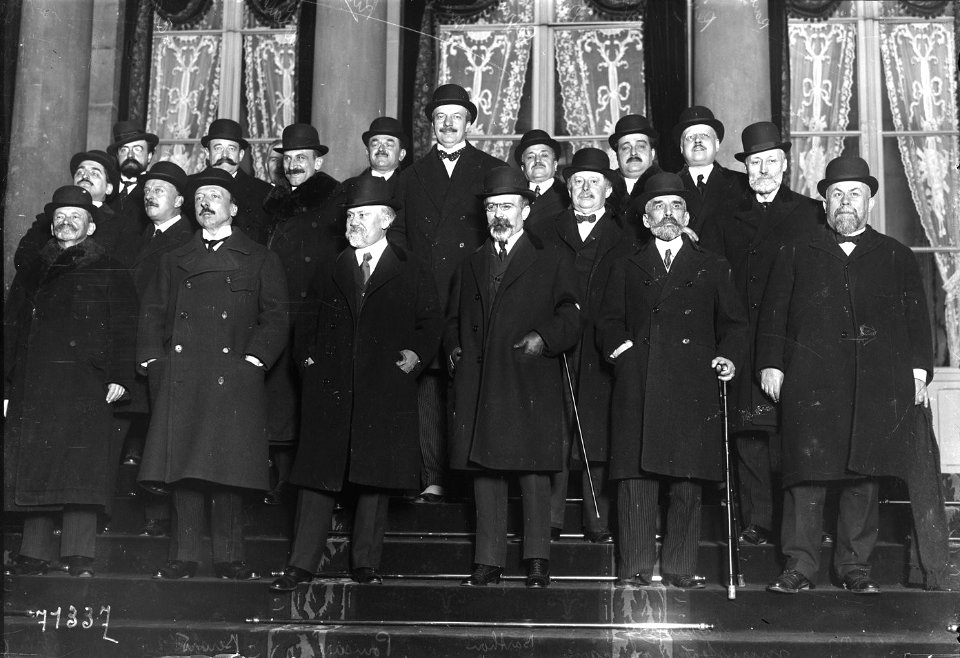 Ministère Poincaré, (au 1er, de g. à d.) Strauss, Bérard, Poincaré, Barthou, Maunoury, Chéron, (au 2e) Eynac, Colrat, Dior, Raiberti, (et, au 3e) Laffont, Le Trocquer, Lasteyrie, Rio, Maginot, Peyronnet, Vidal, Reibe