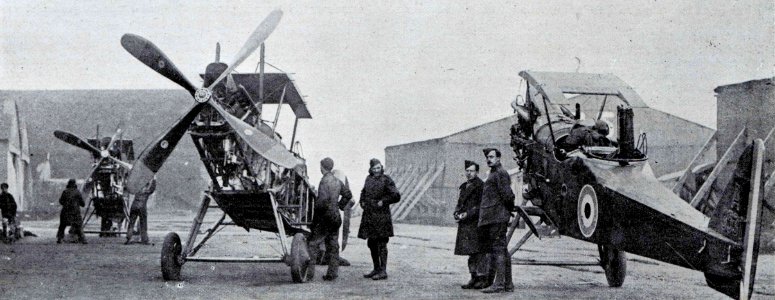 Montage d'aéroplanes réparés dans un atelier de parc d'armée
