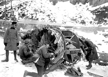 Montage der Schneestollen an einem Berna-Traktor - CH-BAR - 3241092