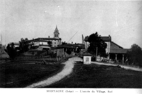 Montagne 38, l'entrée du village en 1920, p 132 de L'Isère les 533 communes photo