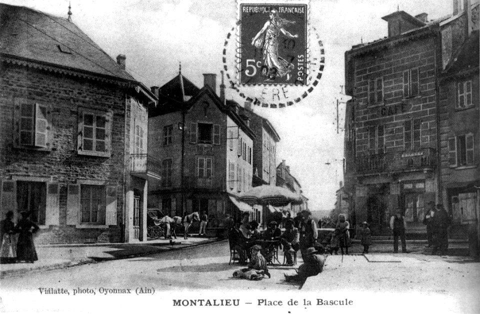 Montalieu-Vercieu, place de la bascule à Montalieu en 1908, p 132 de L'Isère les 533 communes - F Vialatte, phot à Oyonnax