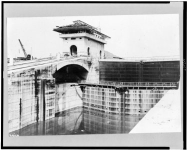 Miraflores Locks showing control house nearing completion and lock gates (in left) completed ready for passage of first ship LCCN96522588
