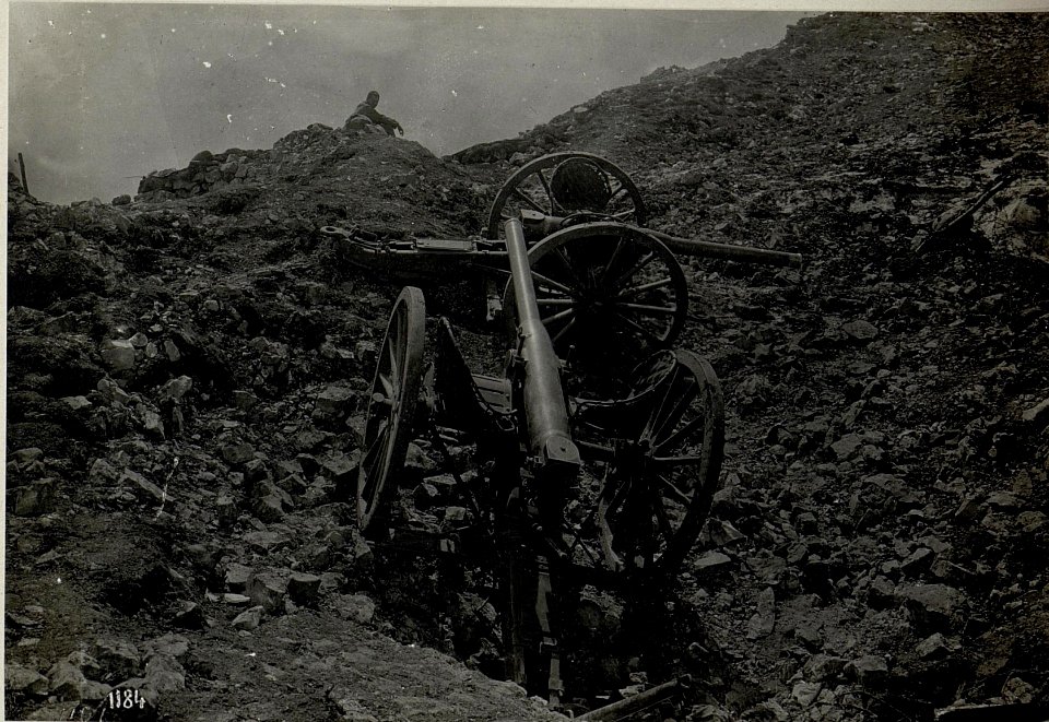 Monte Maggio. 7,5cm Kanone im österreichischen Trümmerfeld. (BildID 15640666)