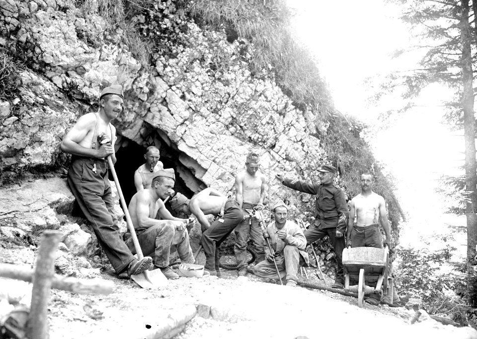 Mineure bohren ein Loch in den Jurafels - CH-BAR - 3240567