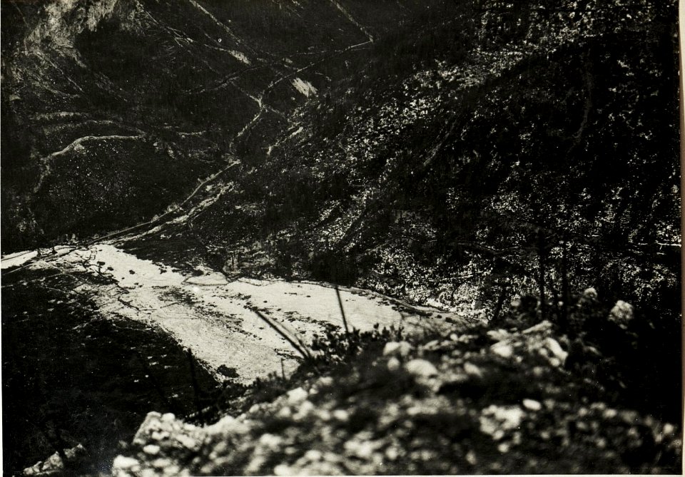 Monte Piano-Panorama (Standpunkt Rauchkofel , 7. Teilbild zu WK1 ALB013 0377a)-Eigene (links), gegnerische (rechts) Grenzbrückenstellung im Popena-Tal (BildID 15415814)