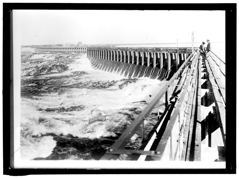 MINIDOKA PROJECT. U.S. RECLAMATION BUREAU. MINIDOKA DAM, ONE MILE LONG. POWER PLANTIN DISTANCE, MINIDOKA, IDAHO LCCN2016865097