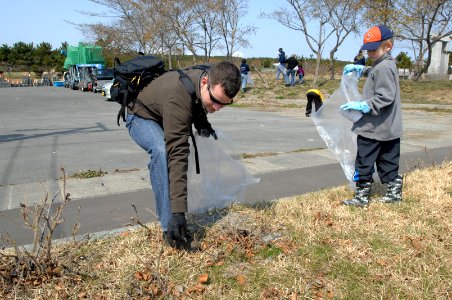 Misawa sailors help clean up local fish port 120421-N-ZI955-009