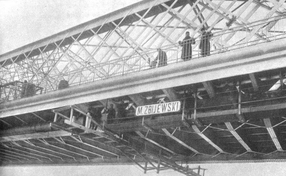 Montowanie przewodu wodociągowego pod mostem Kierbedzia 1894