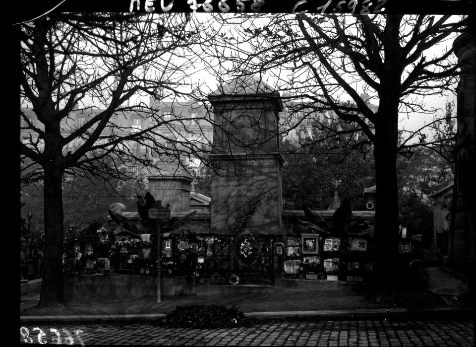 Monument aux morts de Buzenval au Père Lachaise (Btv1b90330714 f1)