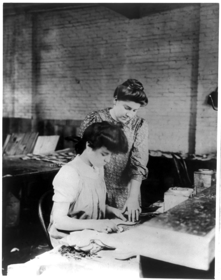 Miss Bessie Prince and Miss Ella Parrott working in a shoe factory, Lynn, Mass. LCCN2006681289