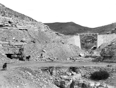 Mines de carbó de la Granja d'Escarp amb gent un cavall i un gos a l'entrada (Restored)