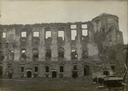 Mirski zamak, Dvor. Мірскі замак, Двор (U. Džunkoŭski, 06.1916)