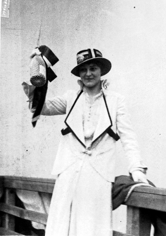 Miss Elizabeth Kolb at launching of USS Pennsylvania (BB-38), 1915 (19358830873)
