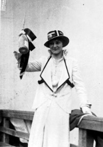 Miss Elizabeth Kolb at launching of USS Pennsylvania (BB-38), 1915 (19358830873)