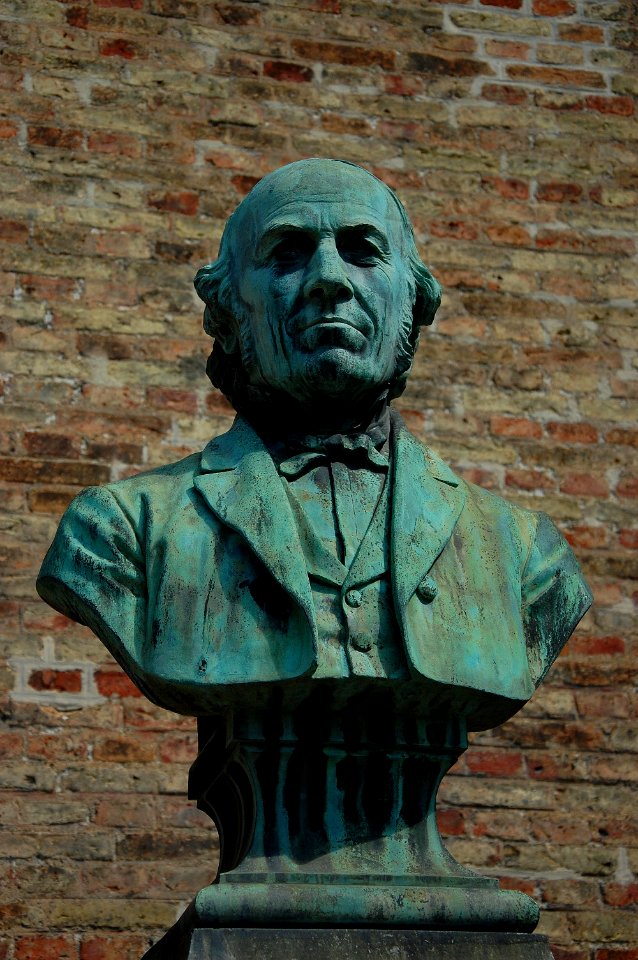 Minnesmerke over L.M. Lindeman bysten