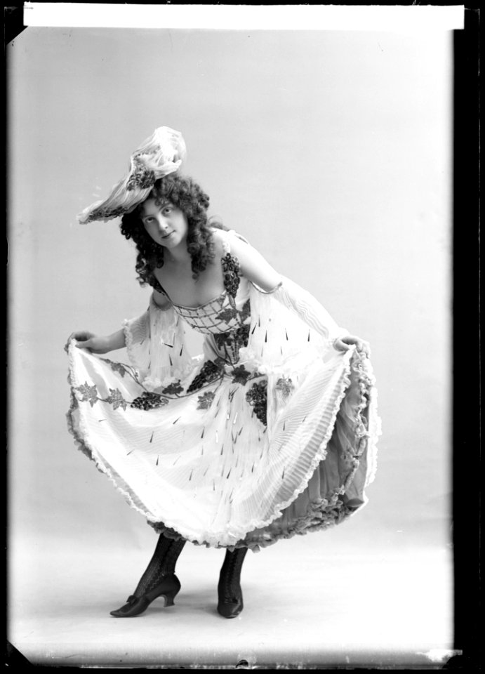 Miss Hansen, dancer - SMV - NH006