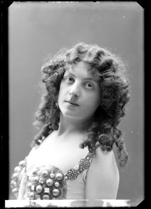 Miss Hansen, dancer - SMV - NH010