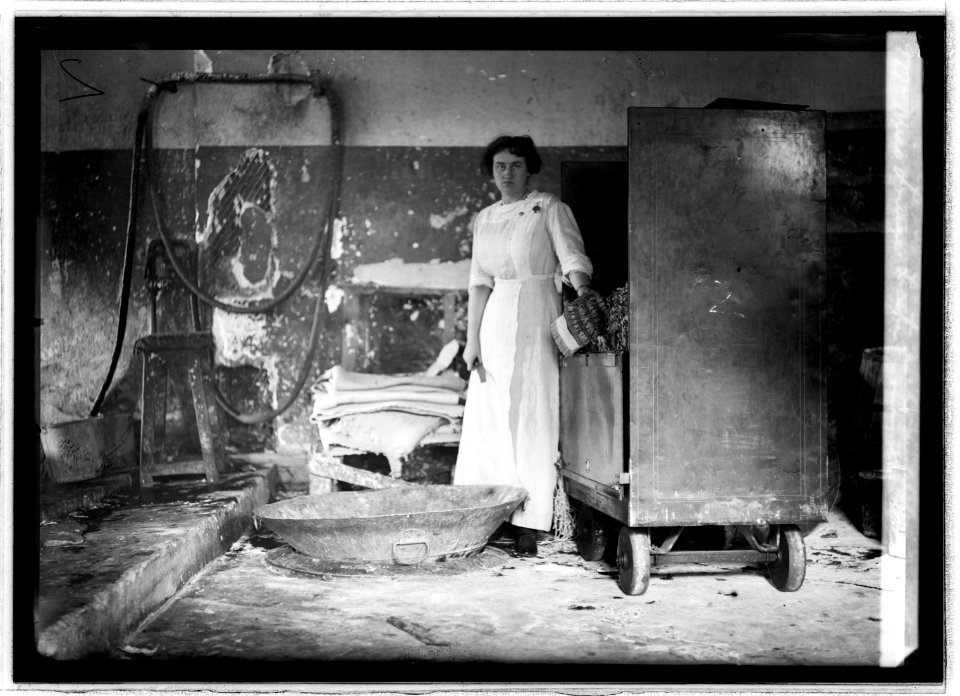 Miss Louise Lester in chg. metalation of old Money Treasury Dept. LCCN2016820778